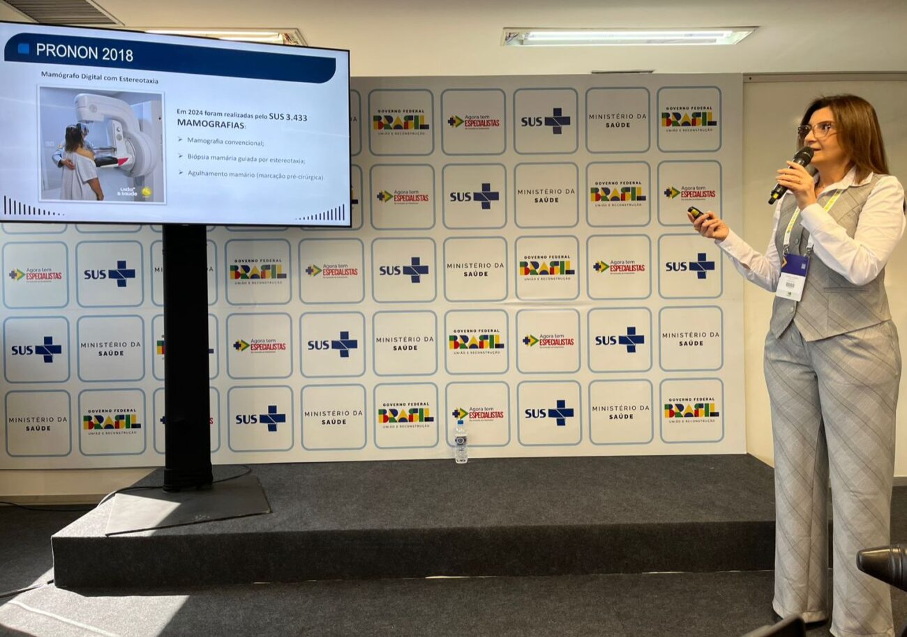 Assessora de projetos do HVS durante apresentação